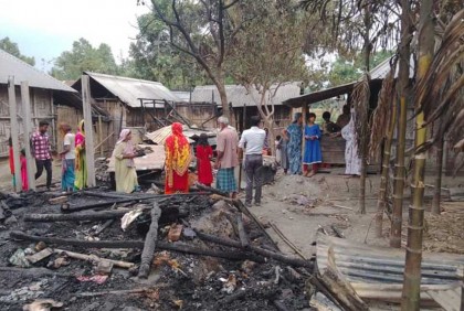 খানসামায় আগুনে ৩ পরিবারের সব পুড়ে ছাই