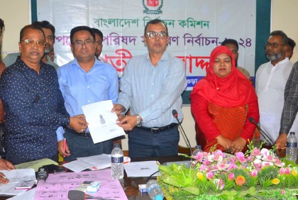 বগুড়ায় তৃতীয় ধাপের নির্বাচনে প্রার্থীদের মাঝে প্রতীক বরাদ্দ
