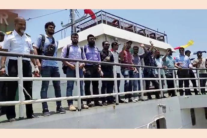 এমভি আবদুল্লাহ ছাড়লেন ২৩ নাবিক