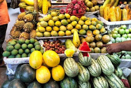 বাহারি ফলের পসরা সাজিয়ে আসছে মধুমাস