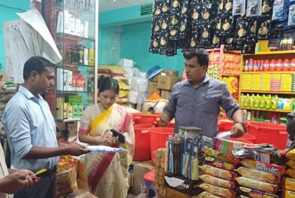 ফেনীতে অবৈধ পলিথিন বিক্রির দায়ে জরিমানা 