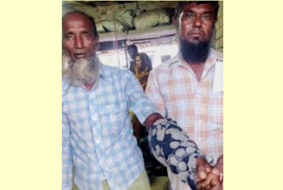বাঘের পর এবার কুমিরের মুখ থেকে বেঁচে ফিরলেন মৌয়াল