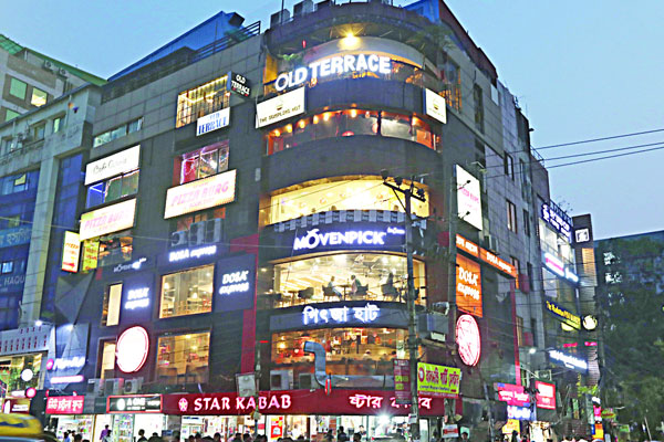 পুরনো রূপে ঝুঁকিপূর্ণ রেস্টুরেন্ট ভবন