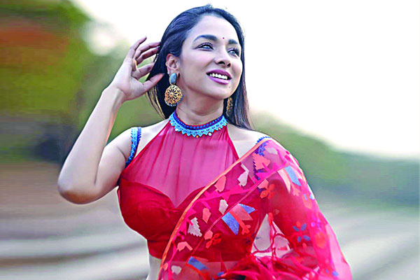 লাল শাড়িতে রুনা
