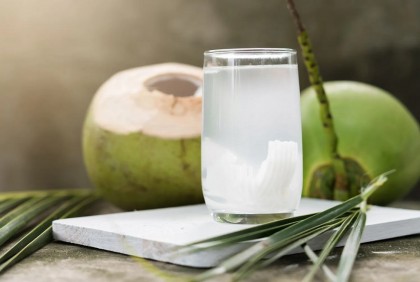 ত্বকের নমনীয়তা হারাতে বাধা দেয় নারকেল পানি
