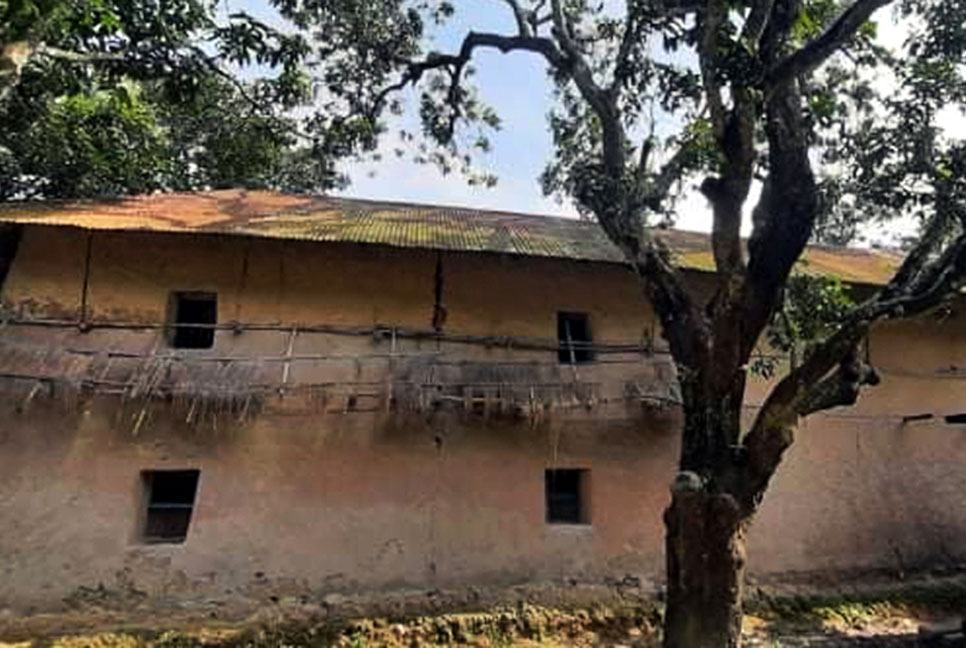 দাবদাহে স্বস্তি গ্রাম বাংলার ঐতিহ্যবাহী মাটির ঘরে