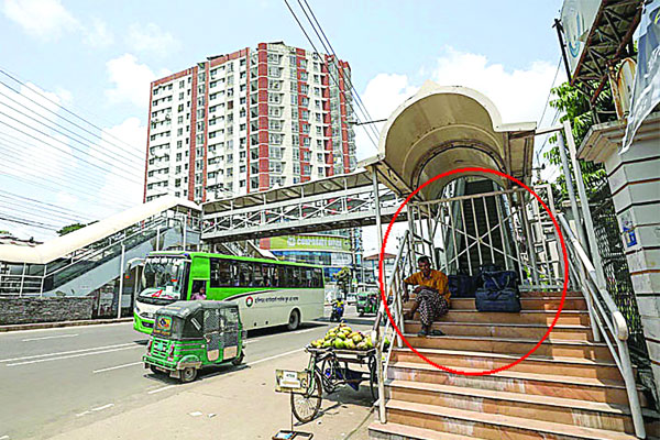 কাজে আসছে না ৪ কোটি টাকার ফুটওভার ব্রিজ