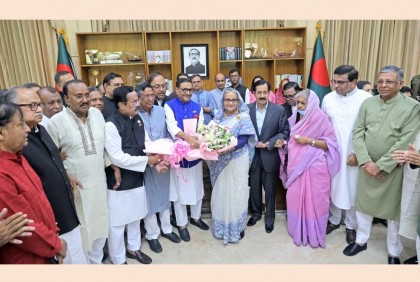 স্বদেশ প্রত্যাবর্তন দিবসে গণভবনে ফুলেল ভালোবাসায় সিক্ত শেখ হাসিনা
