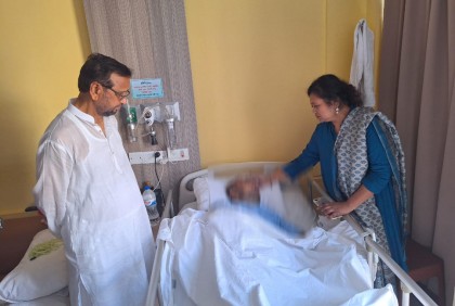 গুরুতর অসুস্থ ডাবলুকে দেখতে হাসপাতালে গেলেন আবদুস সালাম 


