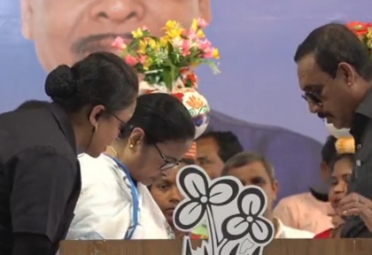 ভরা মঞ্চেই ছিড়ল হাওয়াই চটি, যা করলেন মমতা 
