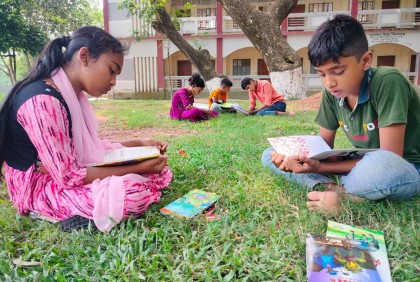 পাঠাগার ছেড়ে মাঠে বইপড়া