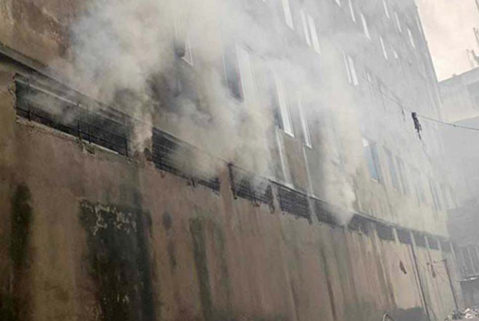 ধোলাইখালে বাণিজ্যিক ভবনে আগুন