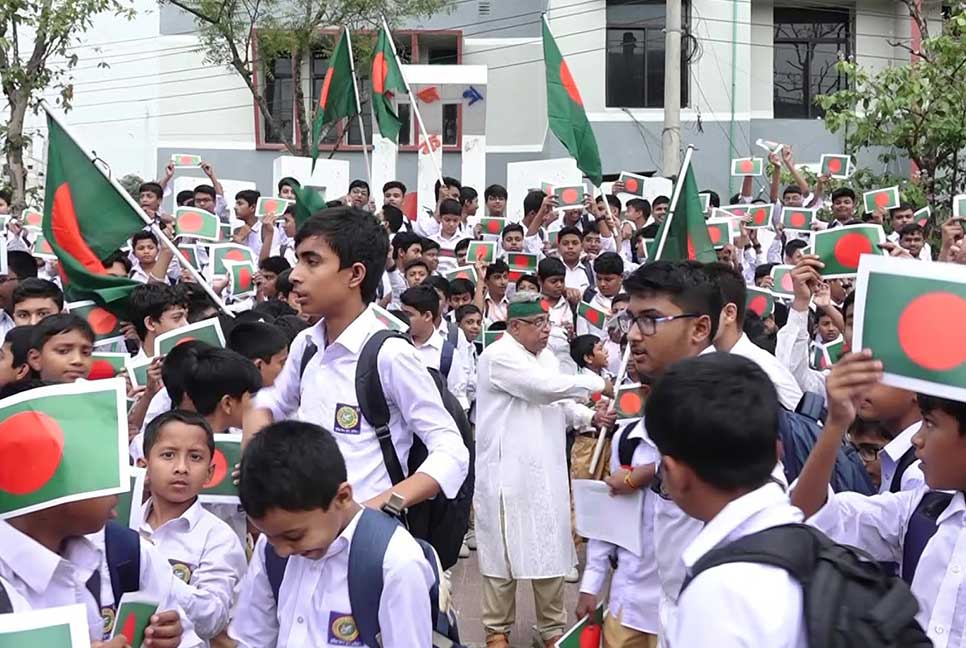 জাতীয় পতাকা দেখিয়ে প্রিয় শিক্ষককে বিদায়
