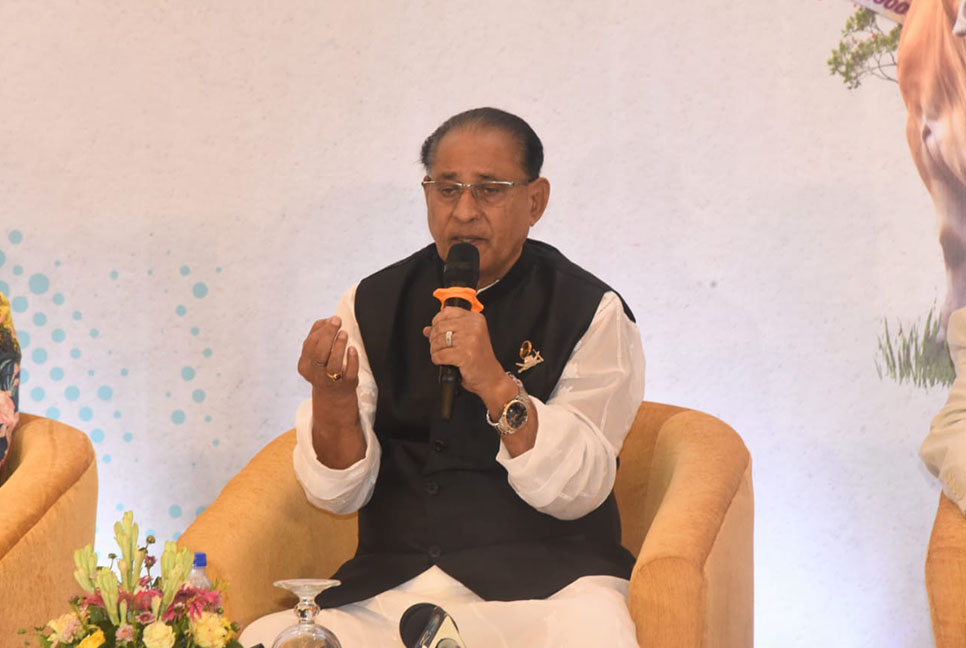 পশুর জন্য প্রাকৃতিক খাদ্যের উৎপাদন বাড়ানোর তাগিদ দিলেন প্রাণিসম্পদ মন্ত্রী 


