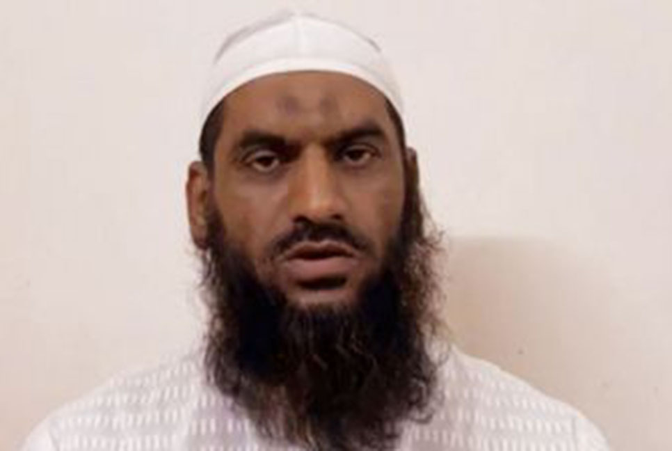 ডিবি কার্যালয়ে মামুনুল হক 

