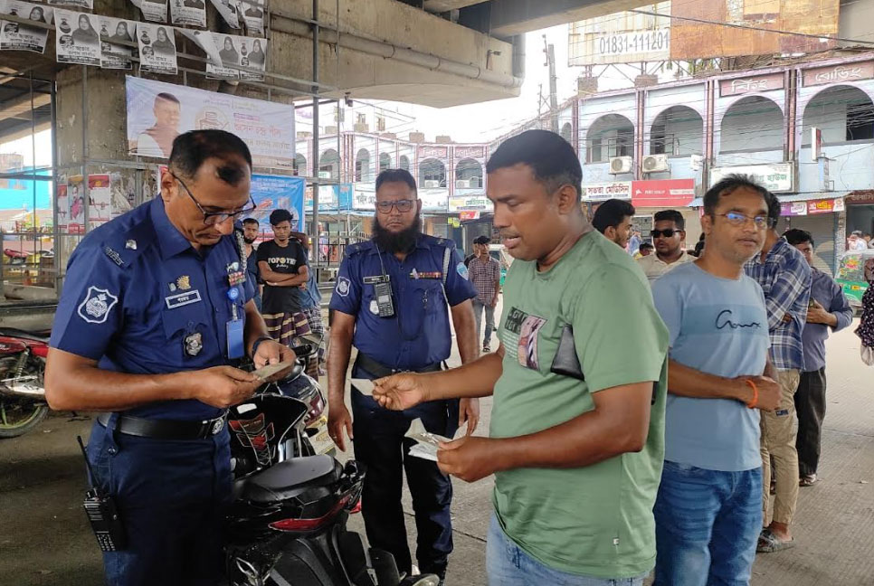 ‘নো হেলমেট, নো ফুয়েল’ বাস্তবায়নে ফেনীর পুলিশ