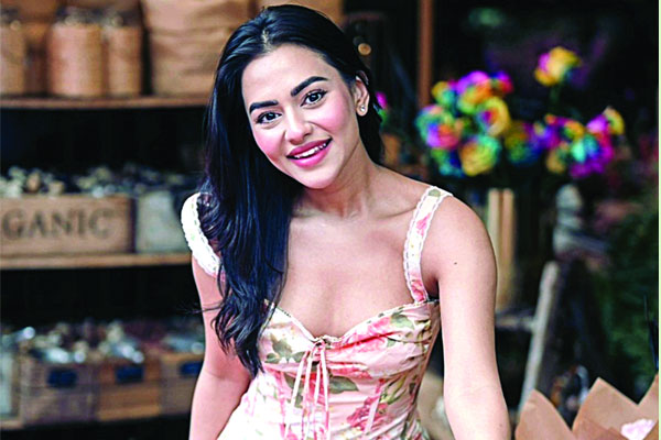 আবেদনময়ী লুকে ফারিয়া