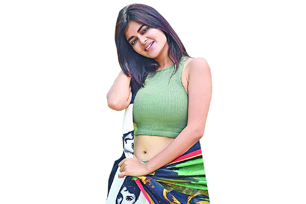 উষ্ণতা ছড়াচ্ছেন মধুমিতা