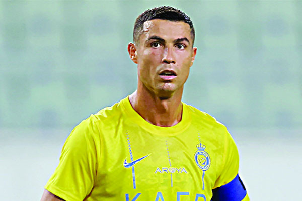 আয়ে সবার ওপরে