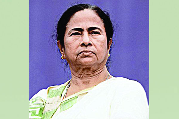 জুতা ছিঁড়ে যাওয়ায় নাচতে দেরি মমতার!