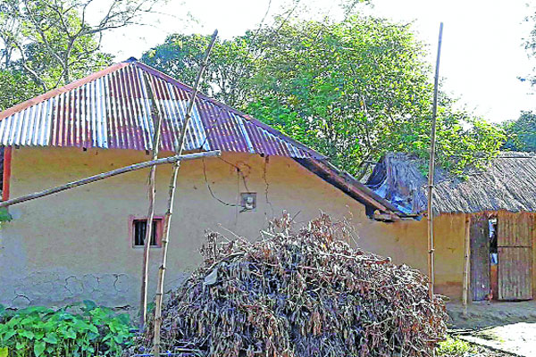 গ্রামবাংলার ঐতিহ্যবাহী মাটির ঘর