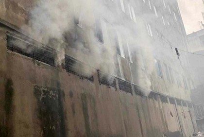 ধোলাইখালে বাণিজ্যিক ভবনে আগুন