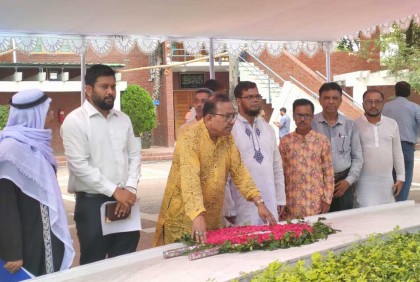 জাতির পিতার সমাধিতে পিআইবি মহাপরিচালকের শ্রদ্ধা
