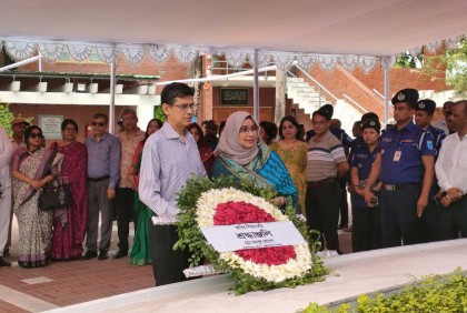বঙ্গবন্ধুর সমাধিতে মন্ত্রিপরিষদ সচিবের শ্রদ্ধা
