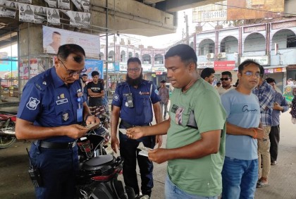 ‘নো হেলমেট, নো ফুয়েল’ বাস্তবায়নে ফেনীর পুলিশ