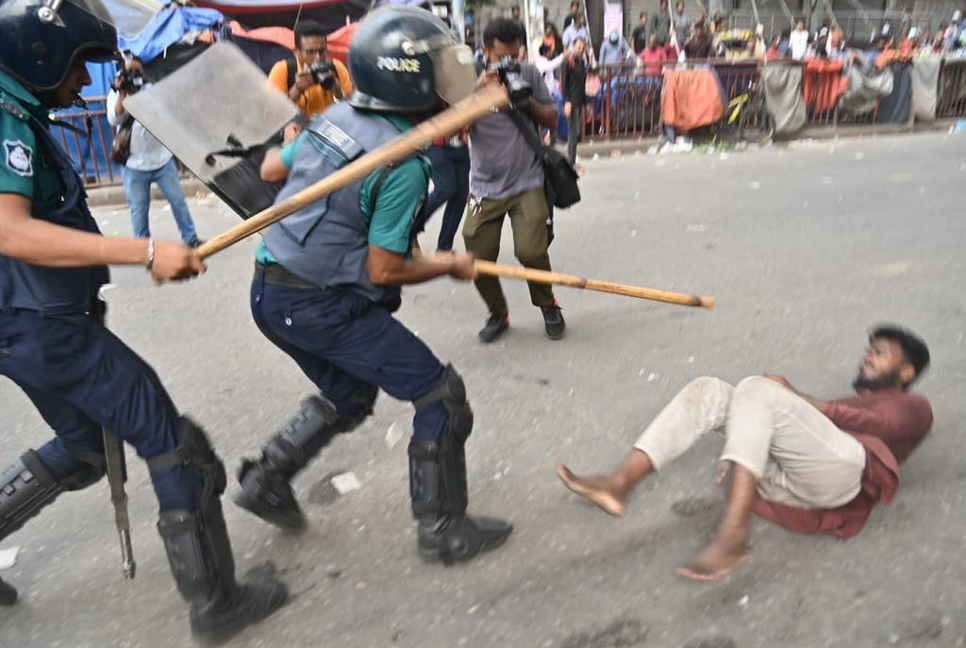 মিরপুরে পুলিশের সঙ্গে অটোরিকশা চালকদের সংঘর্ষ, পাল্টাপাল্টি ধাওয়া 

