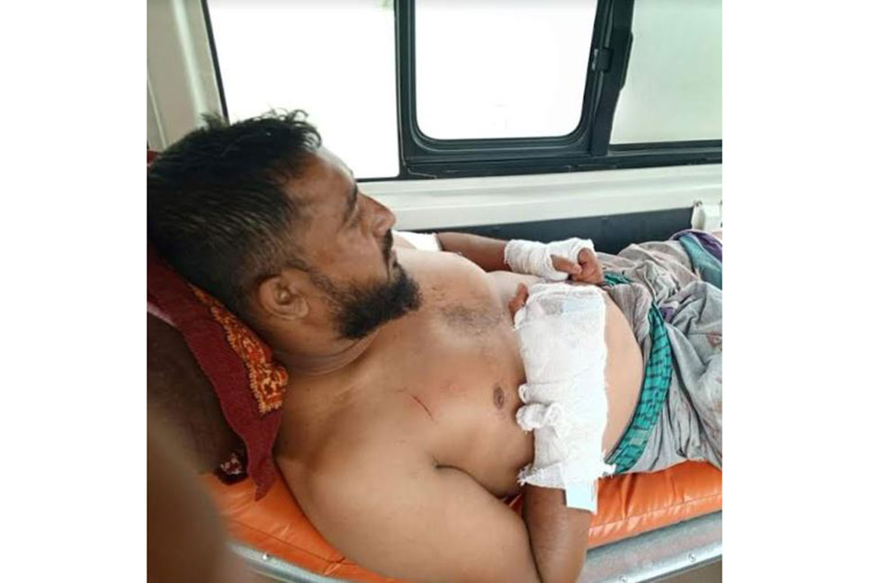চাটমোহরে যুবলীগ নেতাকে কুপিয়ে জখম