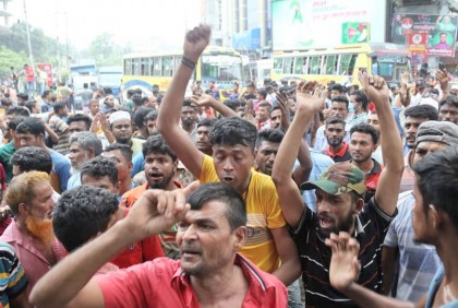 হাতে লাঠি নিয়ে সড়ক অবরোধে ব্যাটারিচালিত অটোরিকশা চালকরা

