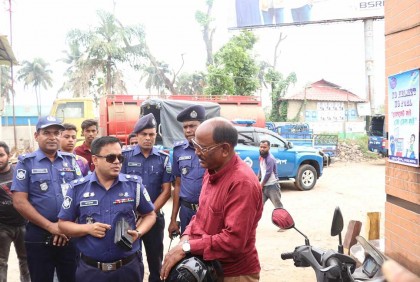 নেত্রকোনায় হেলমেট বিষয়ে পুলিশের সচেতনতা কার্যক্রম 