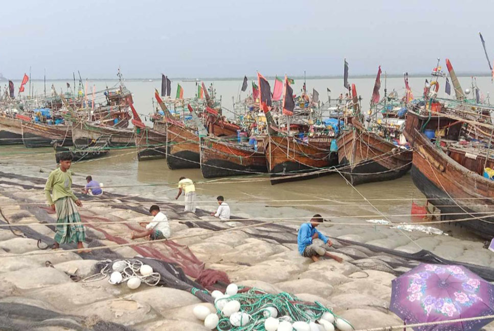 আজ থেকে সাগরে মাছ ধরা বন্ধ 