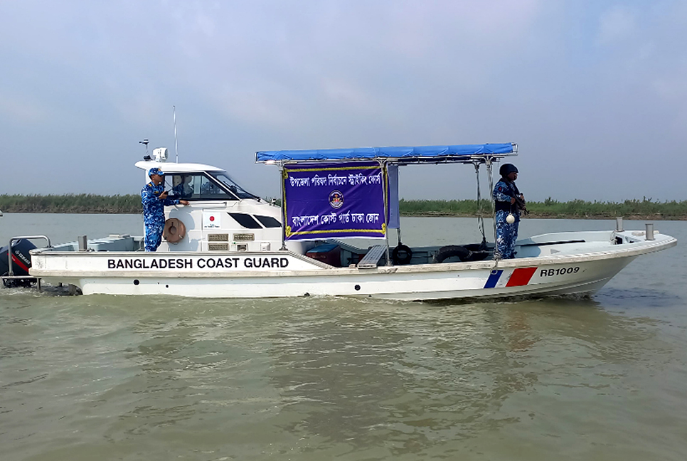 চাঁদপুরে নির্বাচনি এলাকায় কোস্টগার্ডের মহড়া

