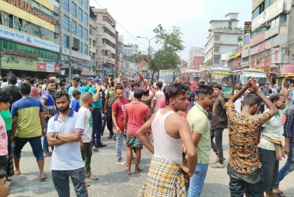 রামপুরায় অবরোধ ছাড়লেন রিকশাচালকরা, যান চলাচল স্বাভাবিক