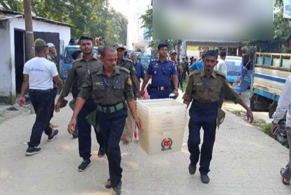 শরীয়তপুরে কেন্দ্রে কেন্দ্রে পাঠানো হচ্ছে নির্বাচনী সরঞ্জাম