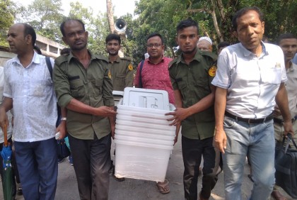 
গাইবান্ধার ৩ উপজেলার ভোটকেন্দ্রে যাচ্ছে নির্বাচনি সরঞ্জাম

