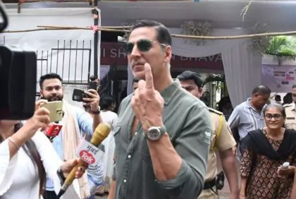 ভারতের নাগরিকত্ব লাভের পর প্রথমবার ভোট দিলেন অক্ষয় কুমার

