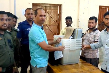 খাগড়াছড়িতে কেন্দ্রে কেন্দ্রে যাচ্ছে ভোটের সরঞ্জাম

