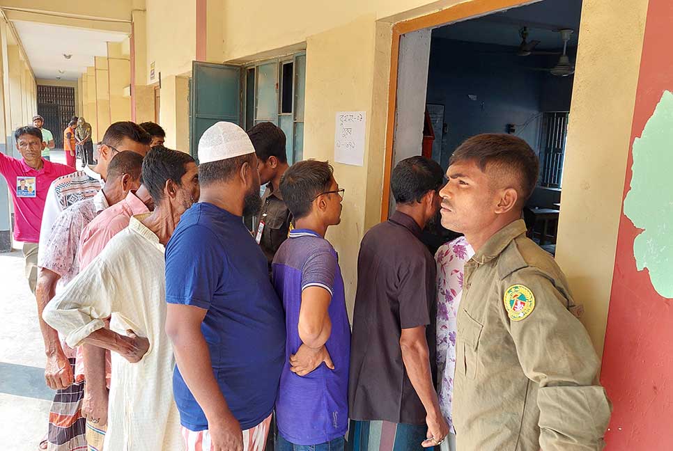 যশোরের তিন উপজেলায় শান্তিপূর্ণভাবে ভোটগ্রহণ চলছে