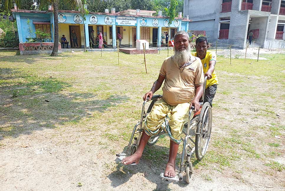ভোটার শূন্য কেন্দ্র, হুইল চেয়ারে এসে ভোট দিলেন এক প্রতিবন্ধী 