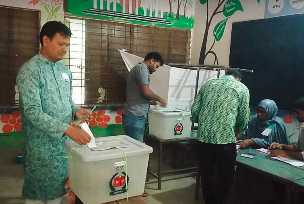 চাঁপাইনবাবগঞ্জের শিবগঞ্জে শান্তিপূর্ণ ভোটগ্রহণ চলছে