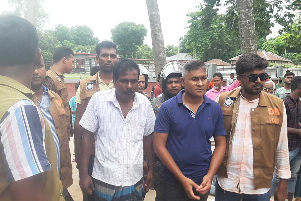 ভোটারদের ভোট কেন্দ্রে প্রবেশে বাধা দেওয়ায় আটক ২