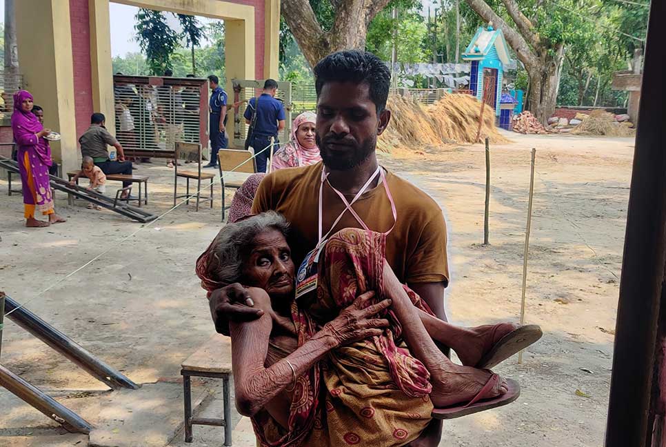 কোলে চড়ে ভোটকেন্দ্রে সালেহা বেওয়া