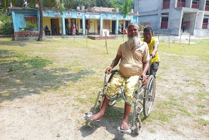 ভোটার শূন্য কেন্দ্র, হুইল চেয়ারে এসে ভোট দিলেন এক প্রতিবন্ধী 