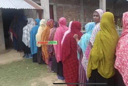  নওগাঁয় তিন উপজেলায় ভোট, নারী ভোটারের উপস্থিতি বেশি 


