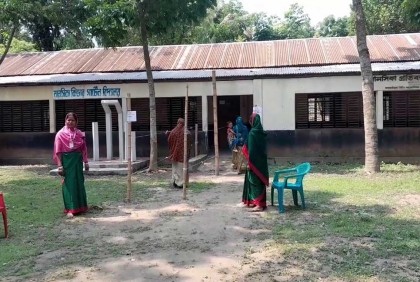 বাহিরে ভিড় থাকেলেও কেন্দ্রে উপস্থিতি নেই 