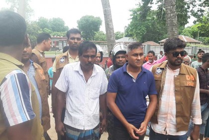 ভোটারদের ভোট কেন্দ্রে প্রবেশে বাধা দেওয়ায় আটক ২