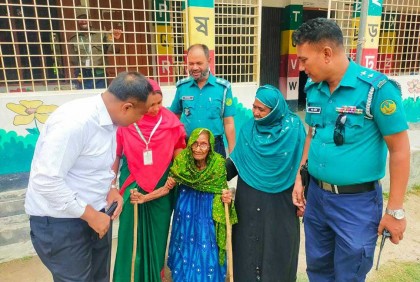 লাঠিতে ভর করে ভোট দিলেন শতবর্ষী রাহেলা